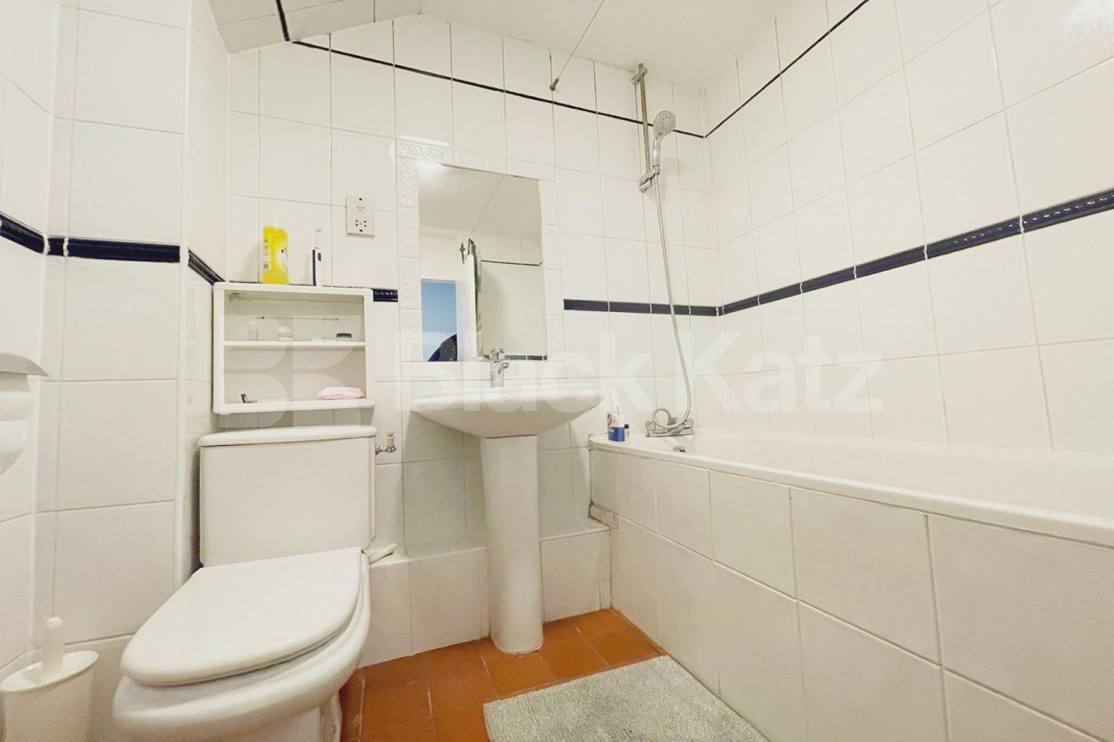 Beautiful apartment in SW12 with Off-Street Parking Weir Road , Clapham South/Balham